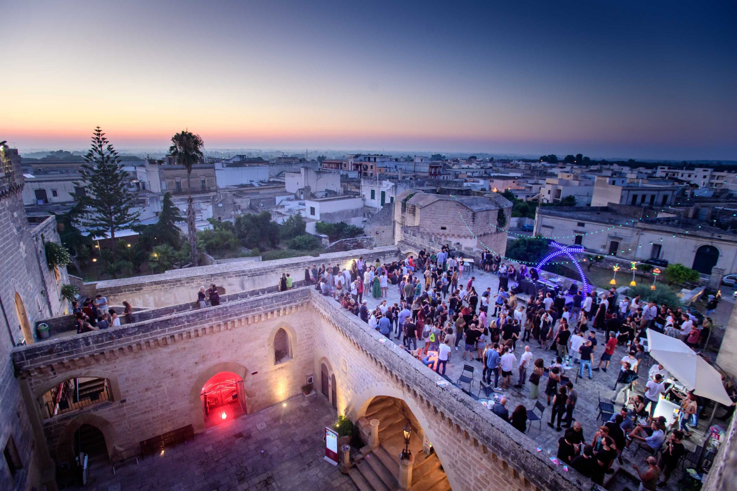 persone in festa sulla terrazza del castello di Corigliano D'Otranto