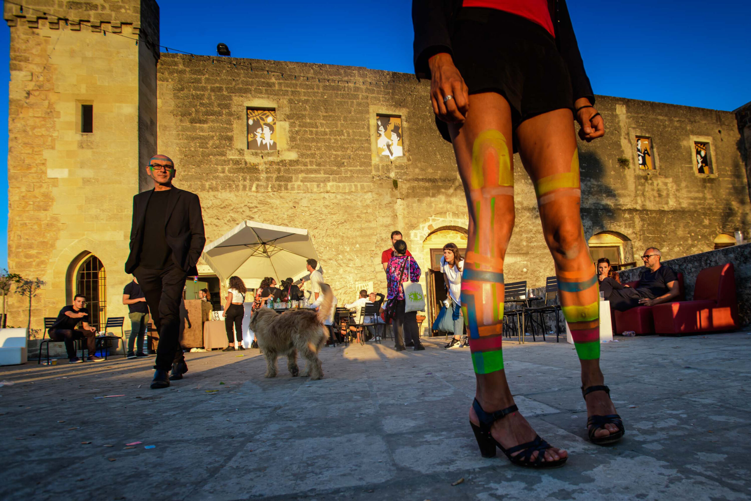 gambe di una donna dipinte durante un evento al castello di Corigliano D'Otranto