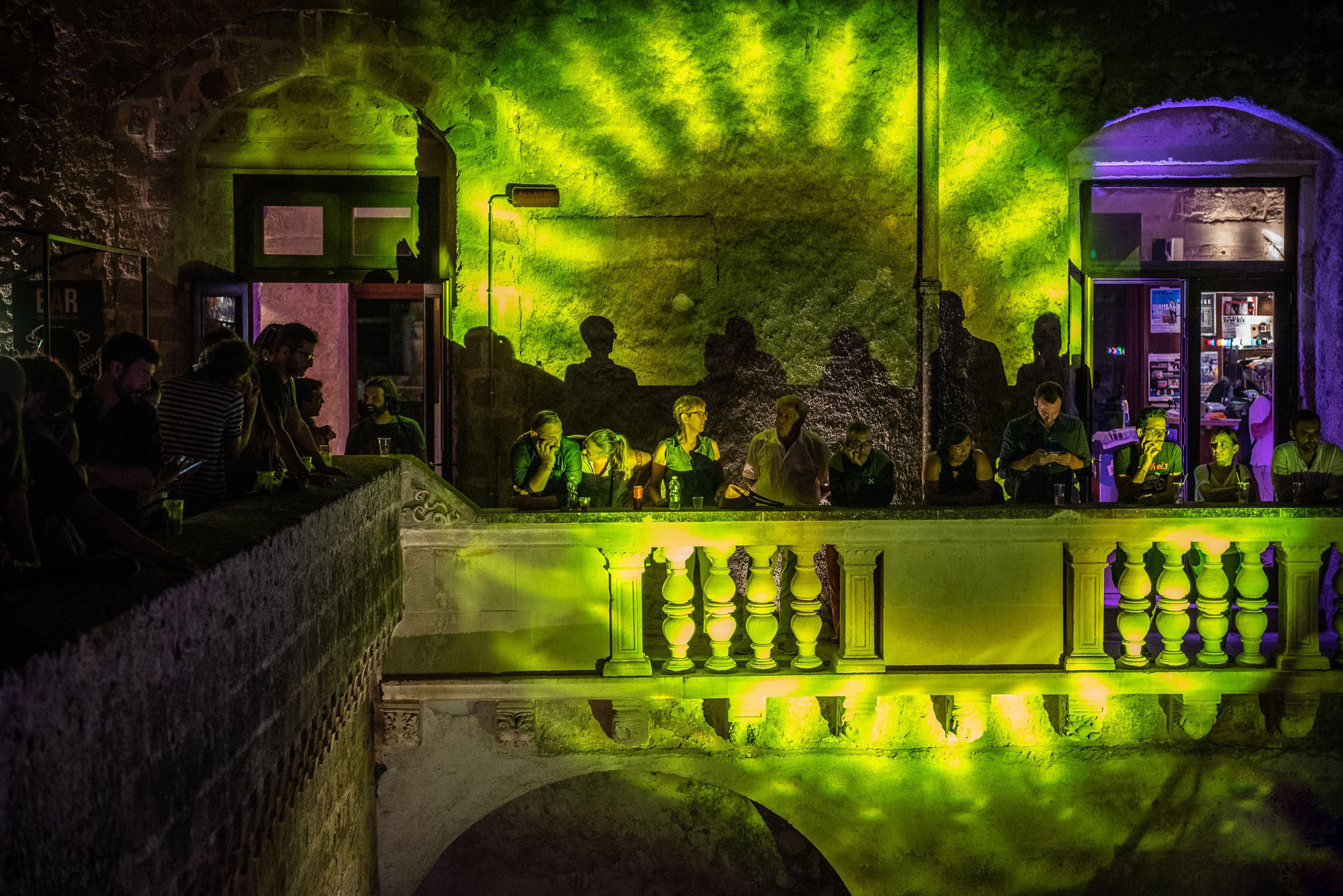 persone affacciate al terrazzo durante una serata al Castello