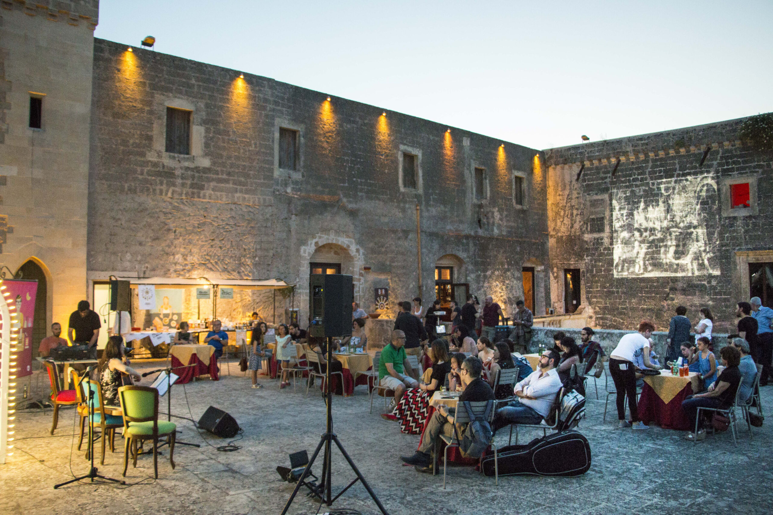 persone durante un concerto sulla terrazza del castello