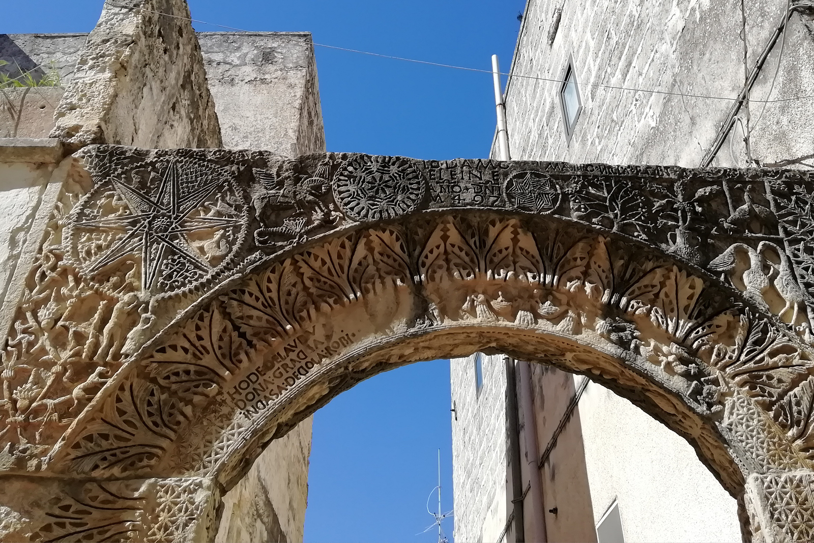 arco Lucchetti nel borgo di Corigliano D'Otranto