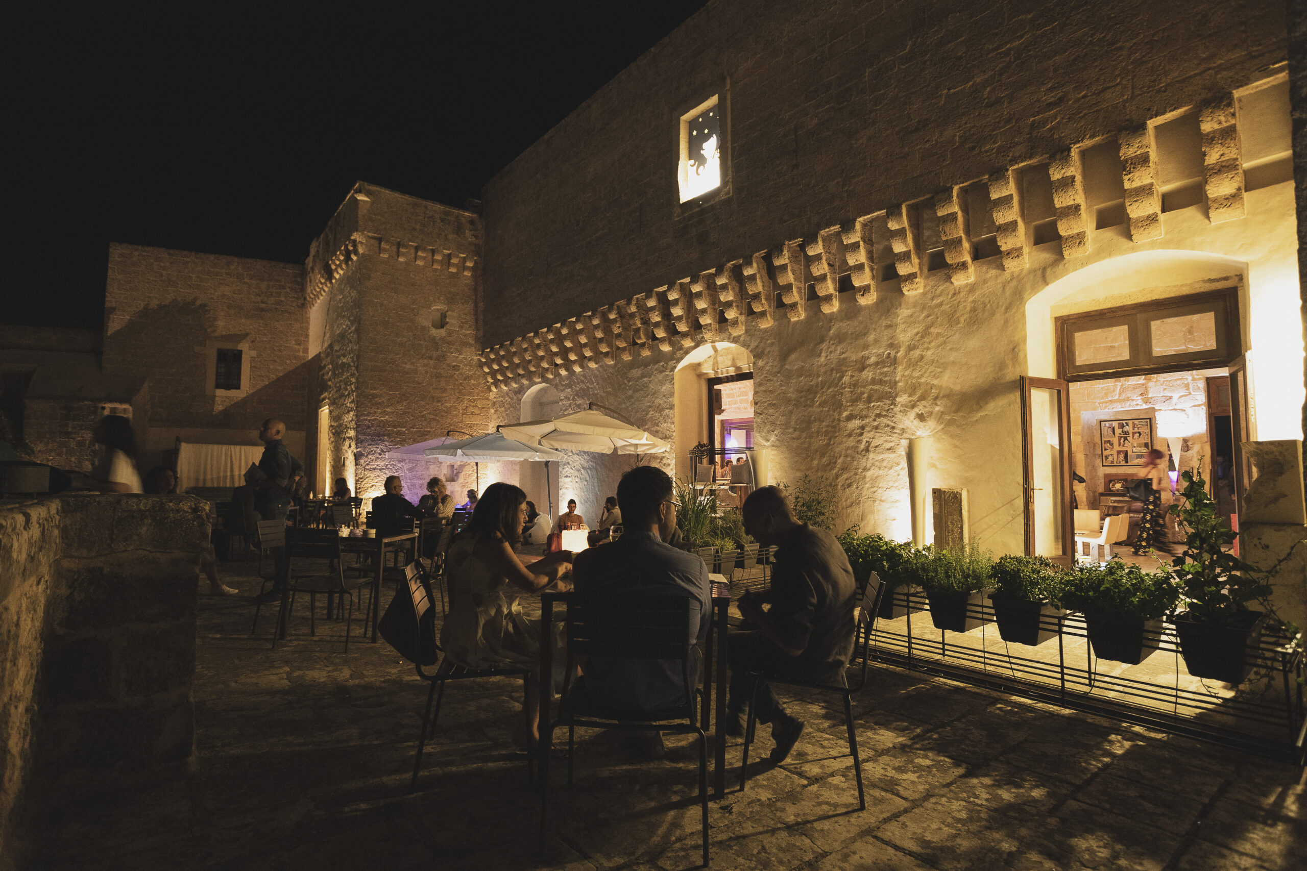 persone sedute ai tavoli del bar sulla terrazza del Castello di Corigliano D'Otranto