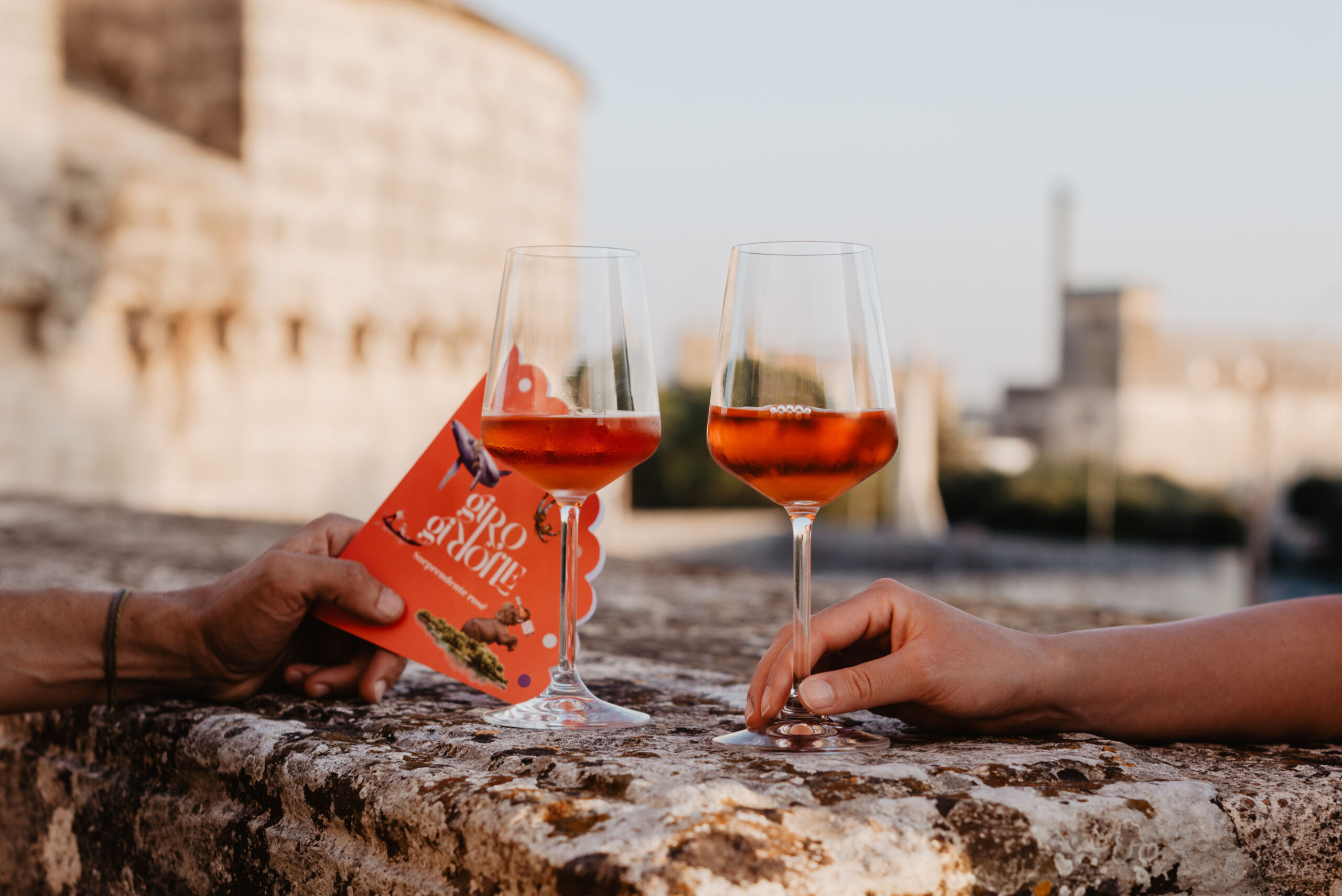 calici di vino fra le mura del castello