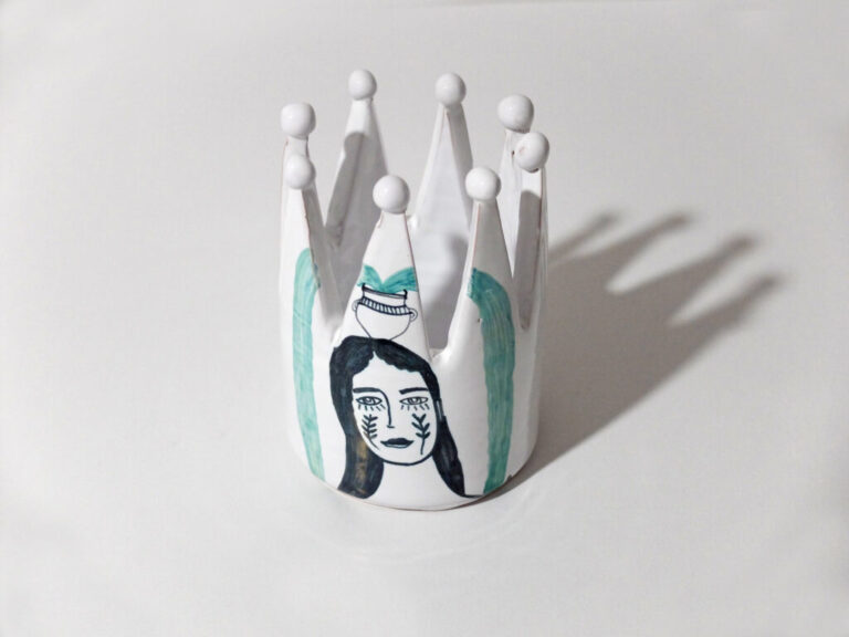 corona in ceramica con dipinto
