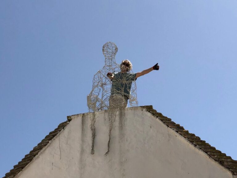 Nicola Genco con la sua opera in fil di ferro per il castello di Corigliano D'Otranto