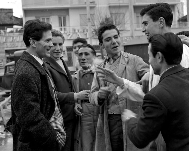 foto di Pier Paolo Pasolini che chiacchiera con dei ragazzi
