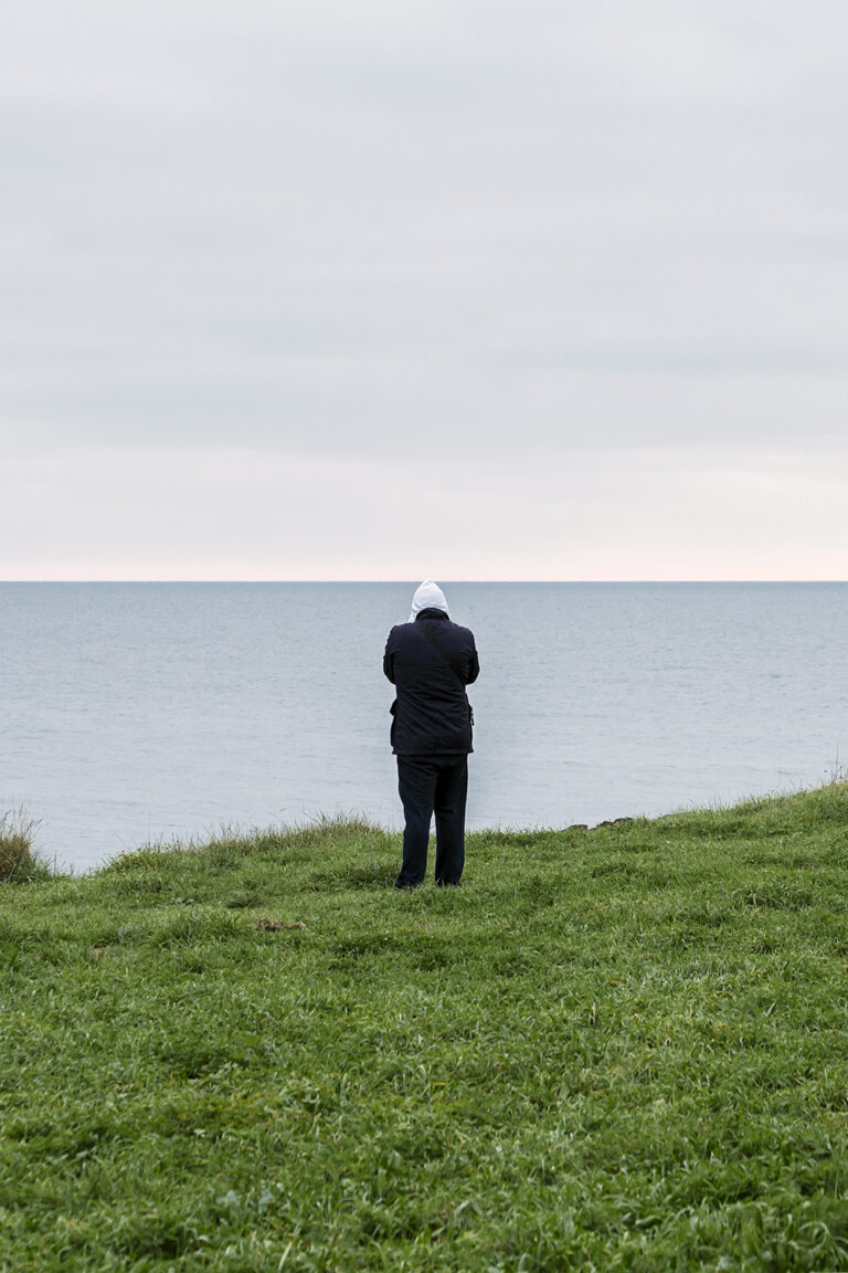 un uomo difronte al mare