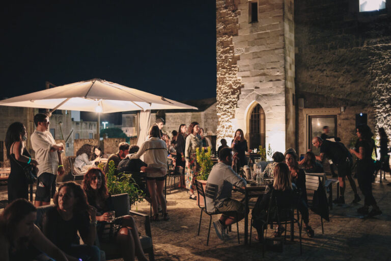 persone sedute a cena sulla terrazza del castello di Corigliano D'Otranto