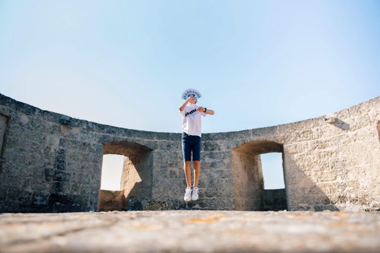 un bambino sul terrazzo del castello