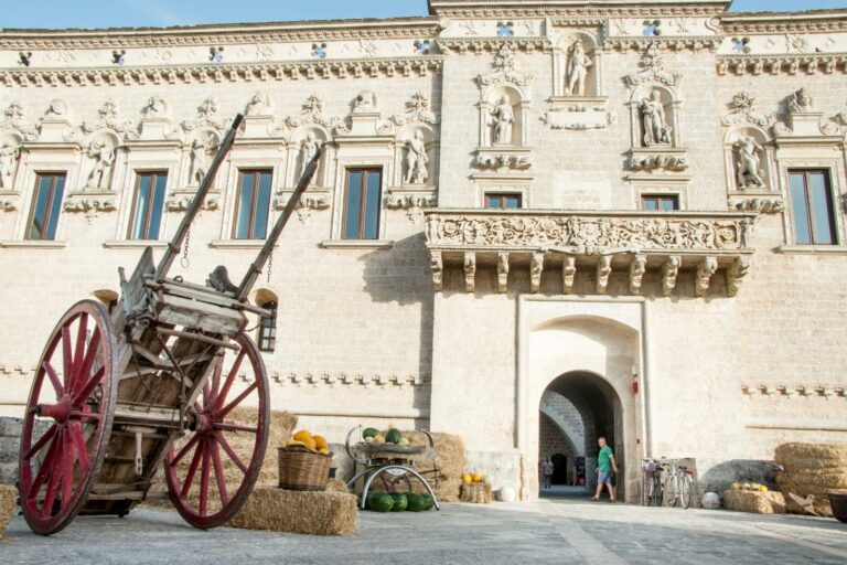 carretto e balle di fieno fuori l'ingresso del castello di Corigliano D'Otranto