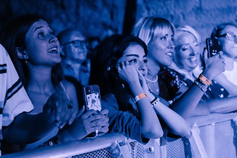 ragazze in prima fila durante un concerto al SEI festival