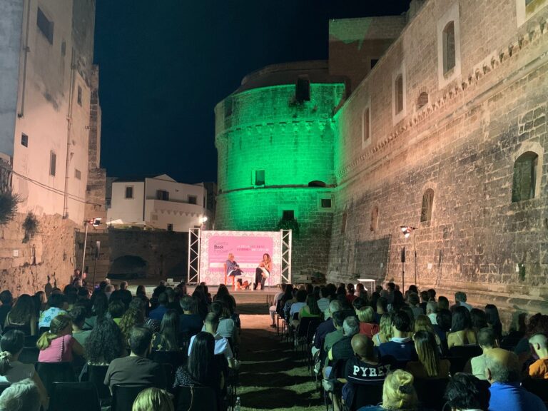 tappa del Salento Book Festival nel fossato del castello di Castrignano D'Otranto