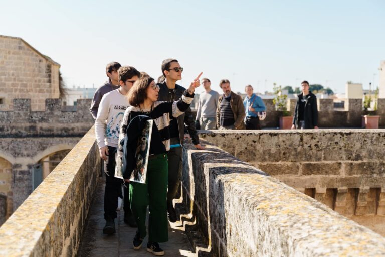 una guida accompagna una classe di ragazzi in visita al castello di Castrignano D'Otranto