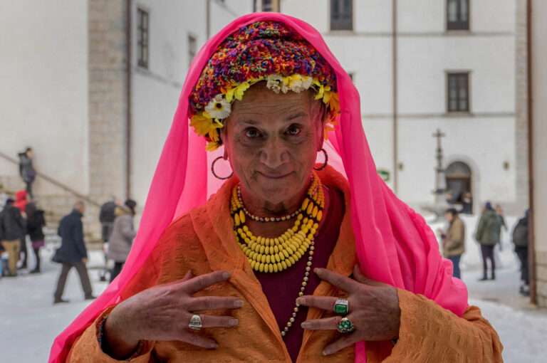 un femminiello napoletano vestito a festa per la Candelora a Montevergine