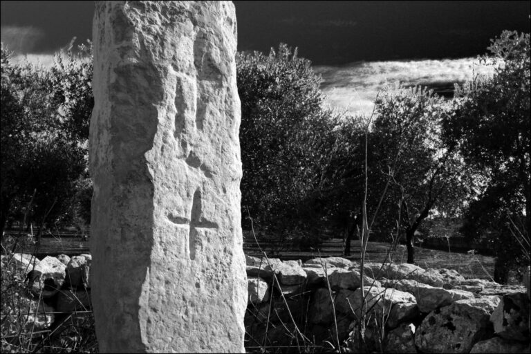 fotografia di un megalite in territorio salentino