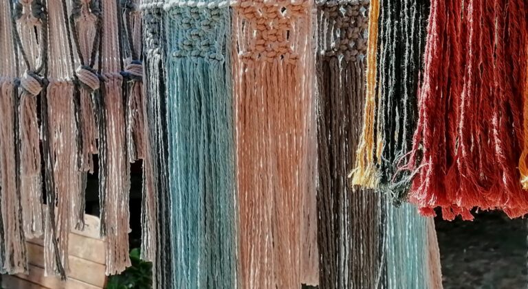 allestimento colorato in macramè