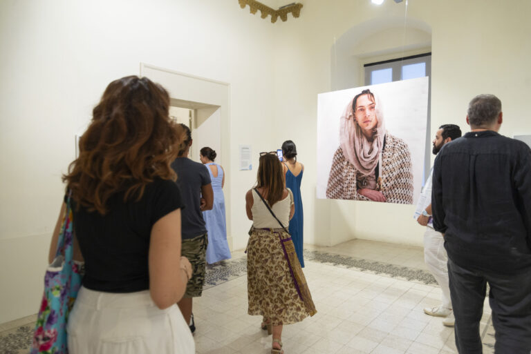 persone che visitano la mostra