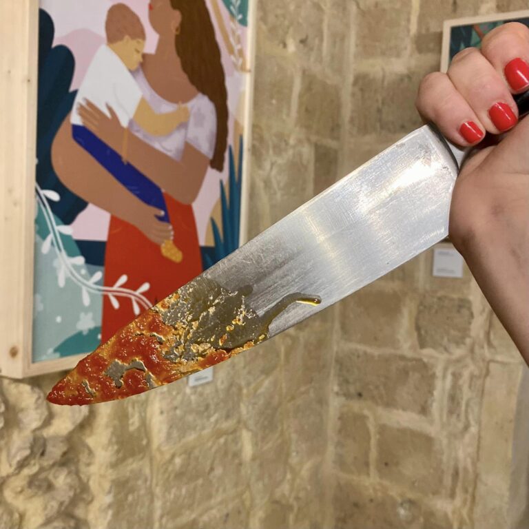 coltello sporco di sugo