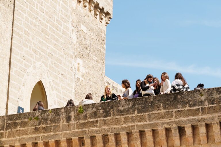 ragazze affacciate dalla terrazza del castello