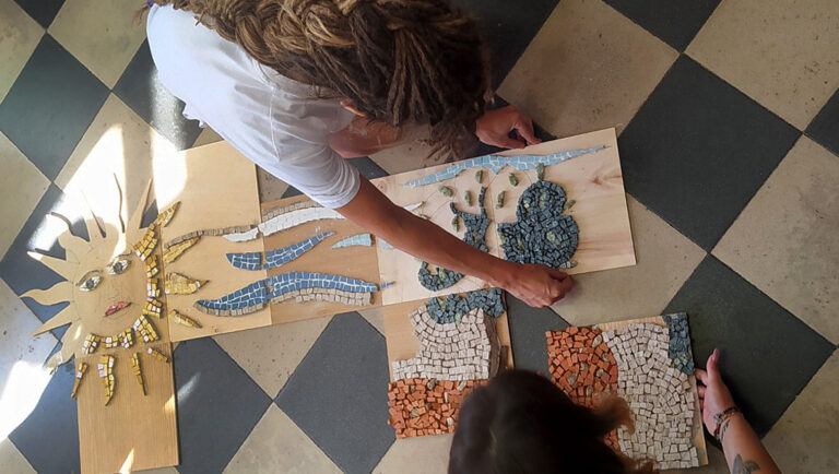 Ragazze che realizzano un mosaico