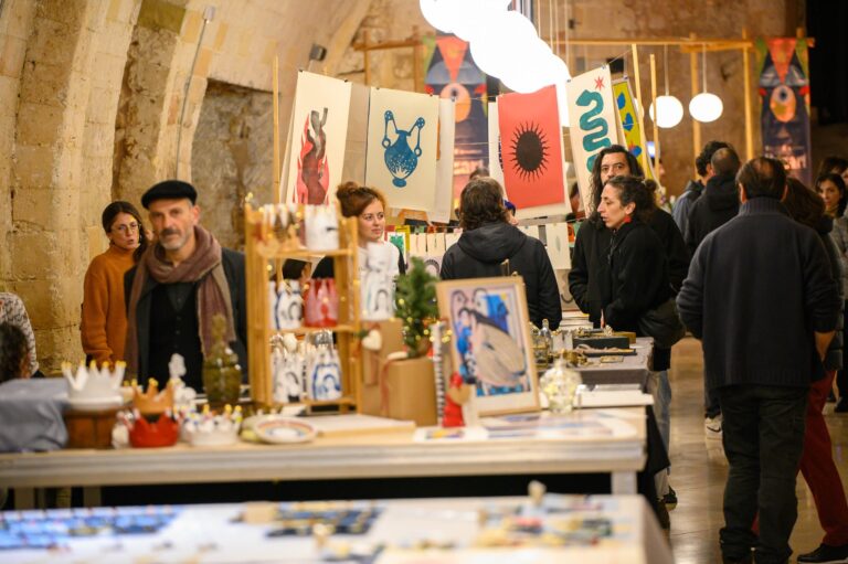 Persone durante il mercatino di Bazart all'interno del castello
