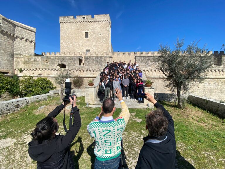 foto di gruppo sulle scale del castello