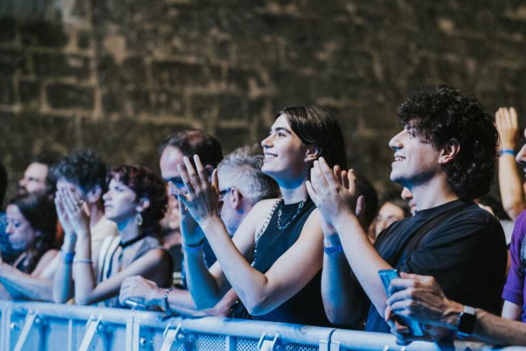 Ragazzi che applaudiscono ad uno spettacolo durante il SEI festival