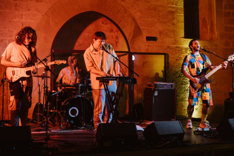 Una band si esibisce sul palco durante il SEI festival