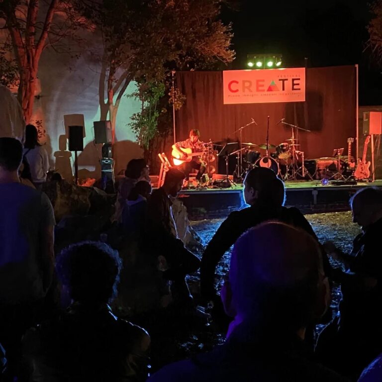 Un musicista si esibisce sul palco durante il festival Create