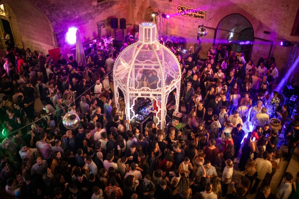 cassa armonica nell'atrio del castello con pubblico durante un evento serale