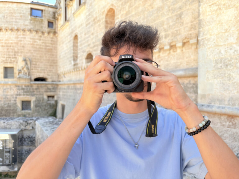 ragazzo mentre scatta una foto con la macchinetta fotografica