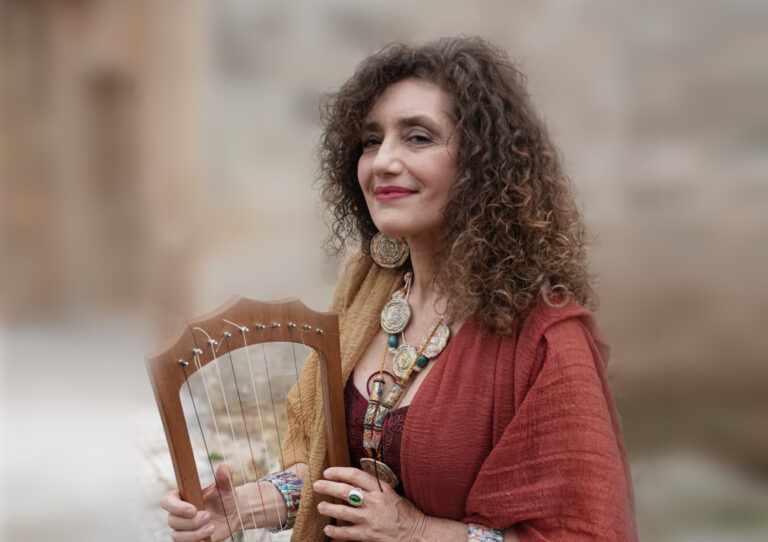 vania palumbo che suona l'arpa