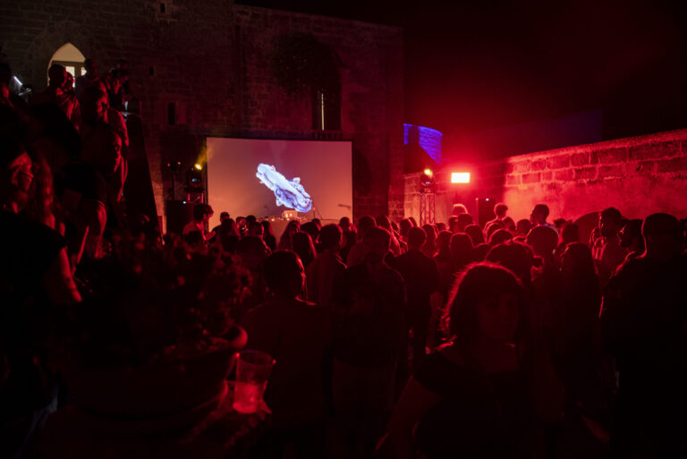 pubblico che guarda una proiezione durante la festa di cinema del reale