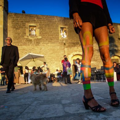 gambe di una donna dipinte durante un evento al castello di Corigliano D'Otranto