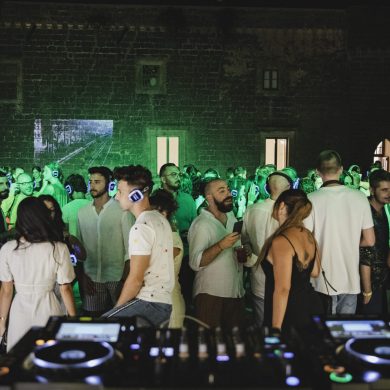 persone durante una serata silent disco al Castello di Corigliano D'Otranto