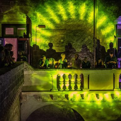 persone affacciate al terrazzo durante una serata al Castello
