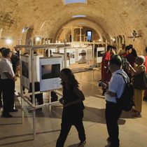 persone in visita ad una mostra all'interno del castello